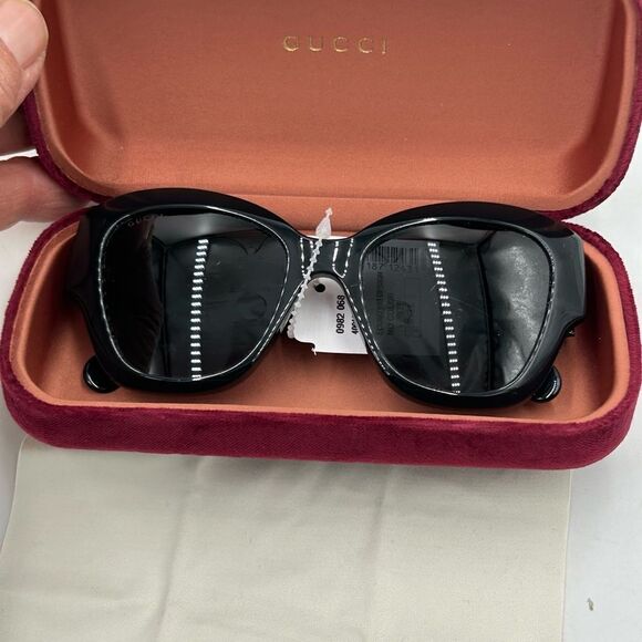 Women’s Gucci cat Eye sunglasses made in Italy